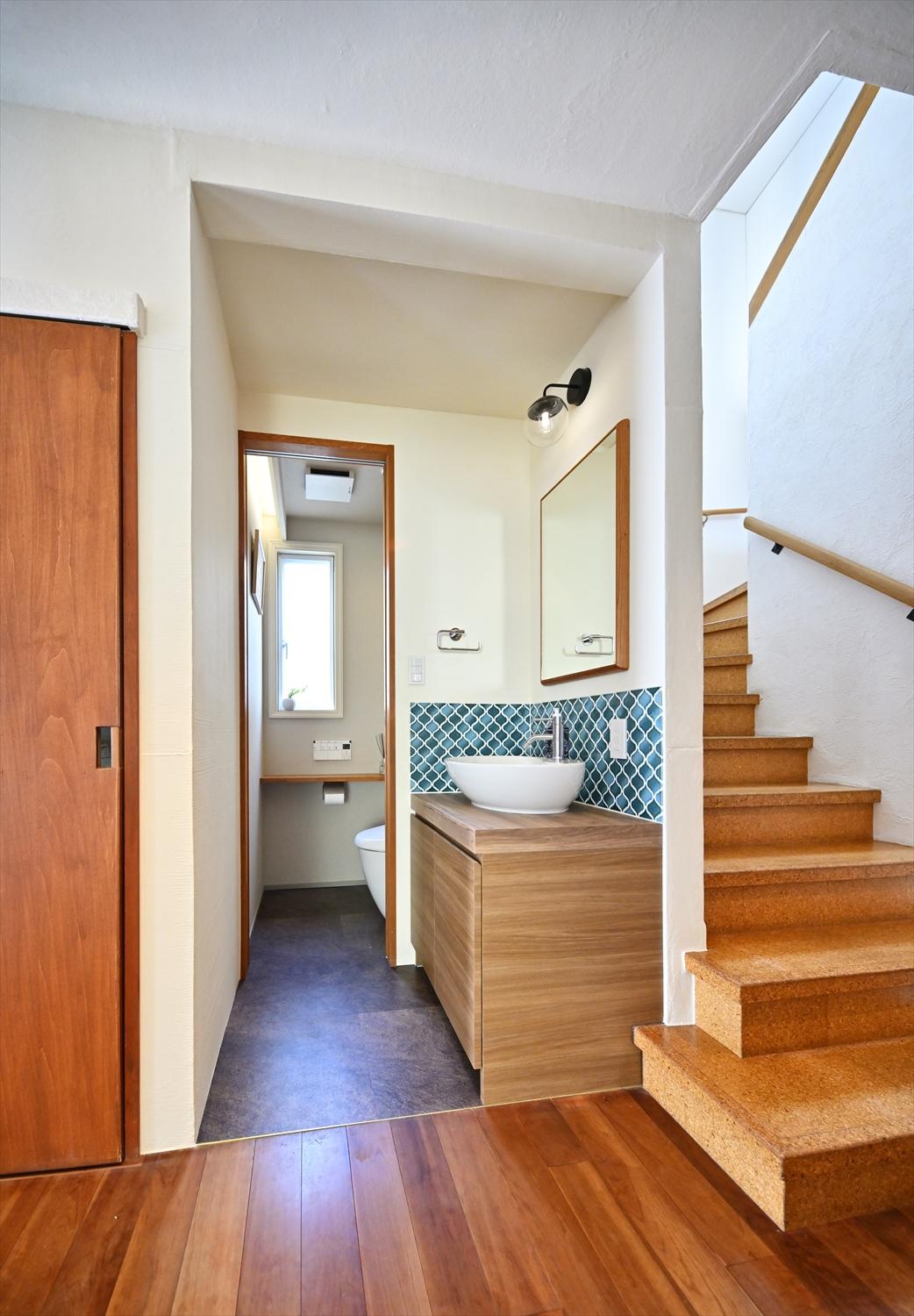 ホール部分にはオープンな洗面台を設け、いつでもサッと手洗い。