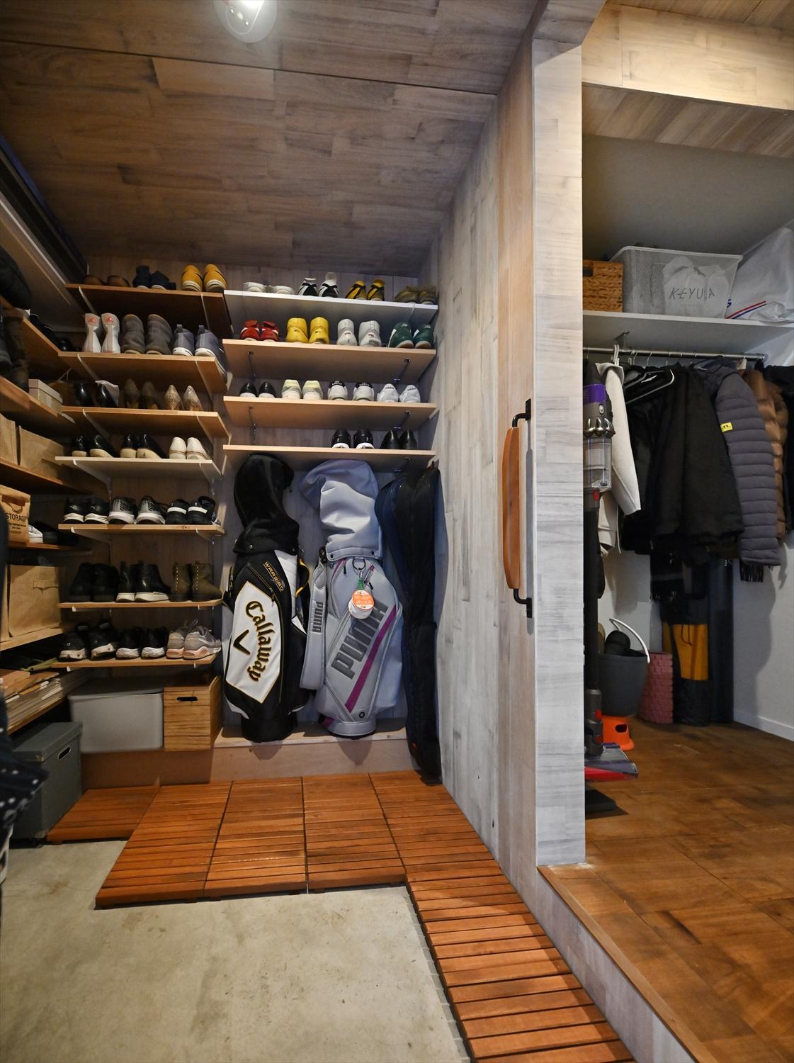 既存では2つに分かれていたSICは、さらに納戸とも繋げて拡大。靴やコート、玄関周りにおきたいものを1ヶ所で収納出来るようにしています。