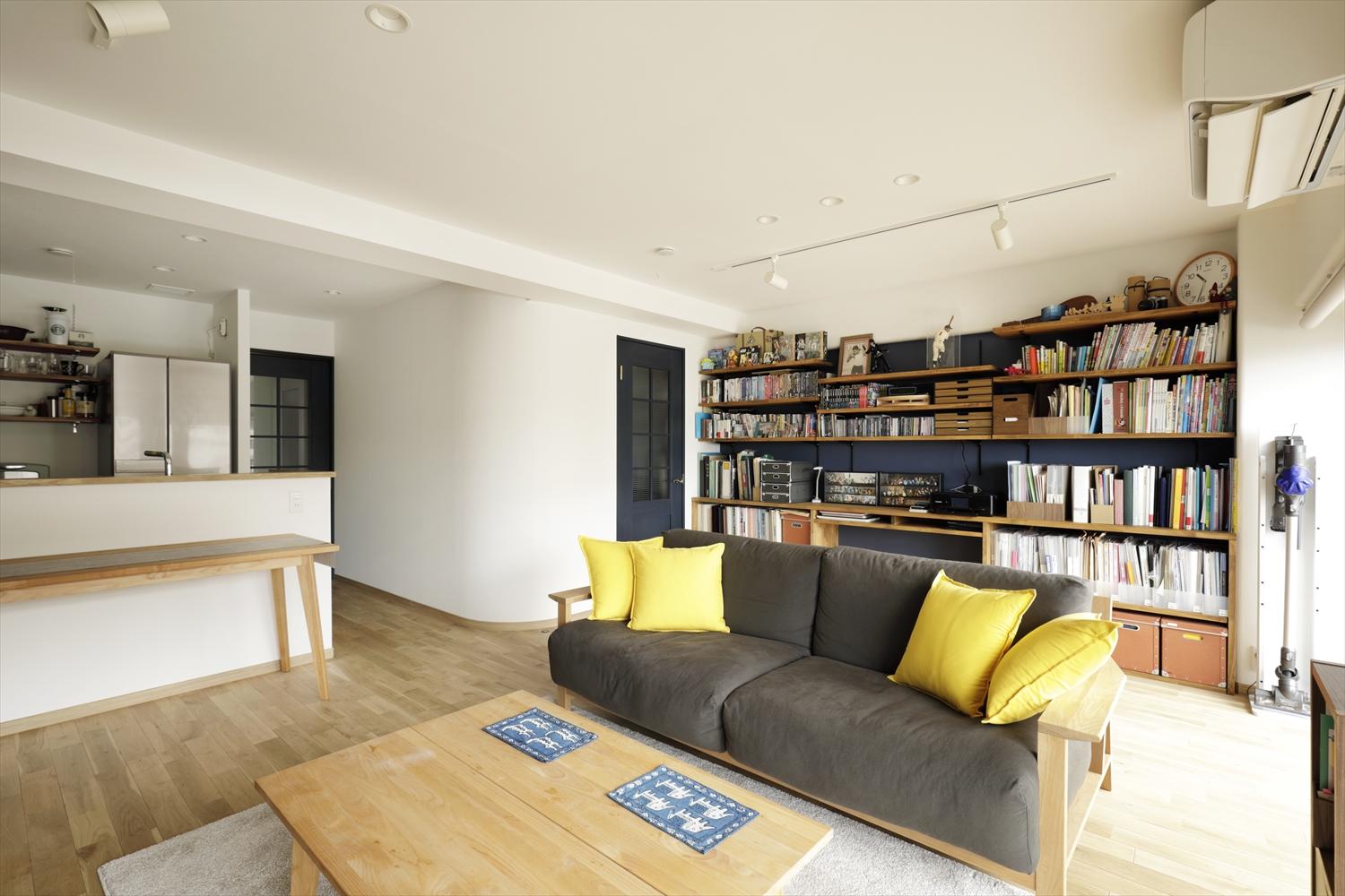 LDKは、元々和室だったスペースを取り込んで広げ、バルコニーからの光をふんだんに取り入れ、明るい空間に。