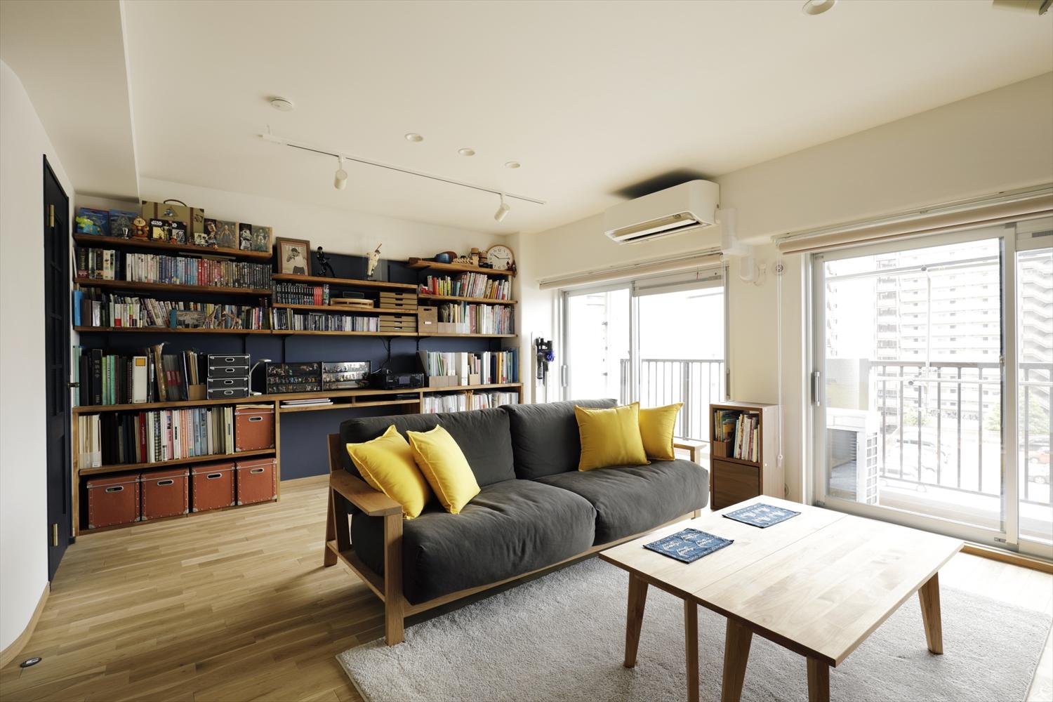 リビングの壁全面にワークスペースを兼ねた本棚を造作。