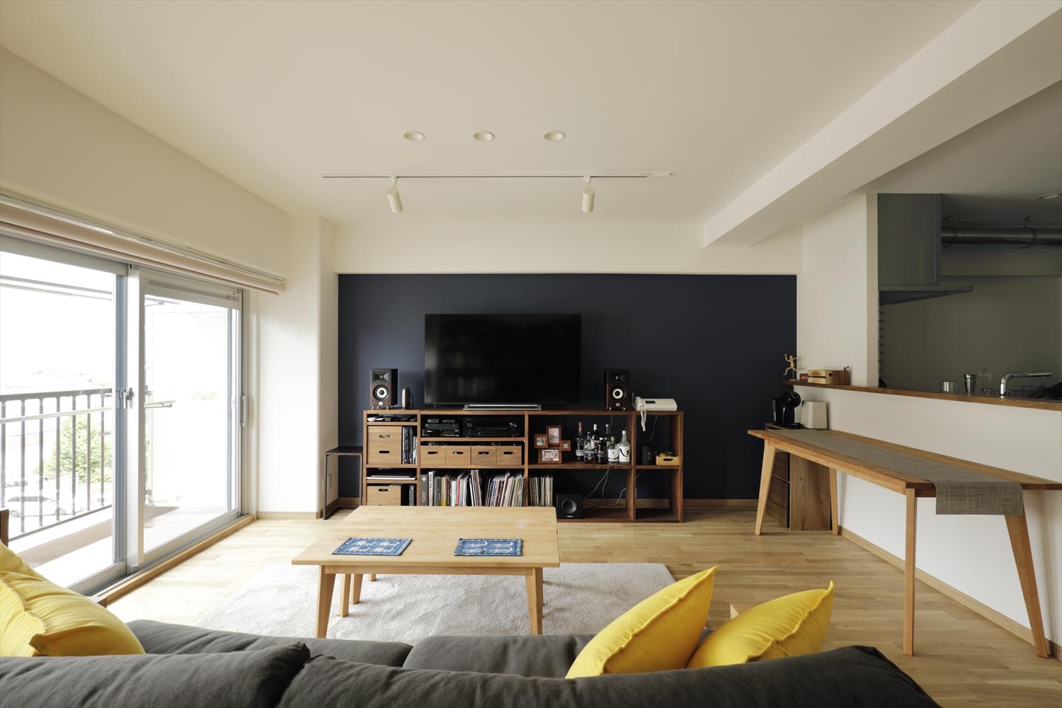 リビングの両側の壁にはネイビーのアクセントクロスを採用。テレビ裏の壁にダークカラーを使ったことで、夜の映画鑑賞がしやすくなったそうです。