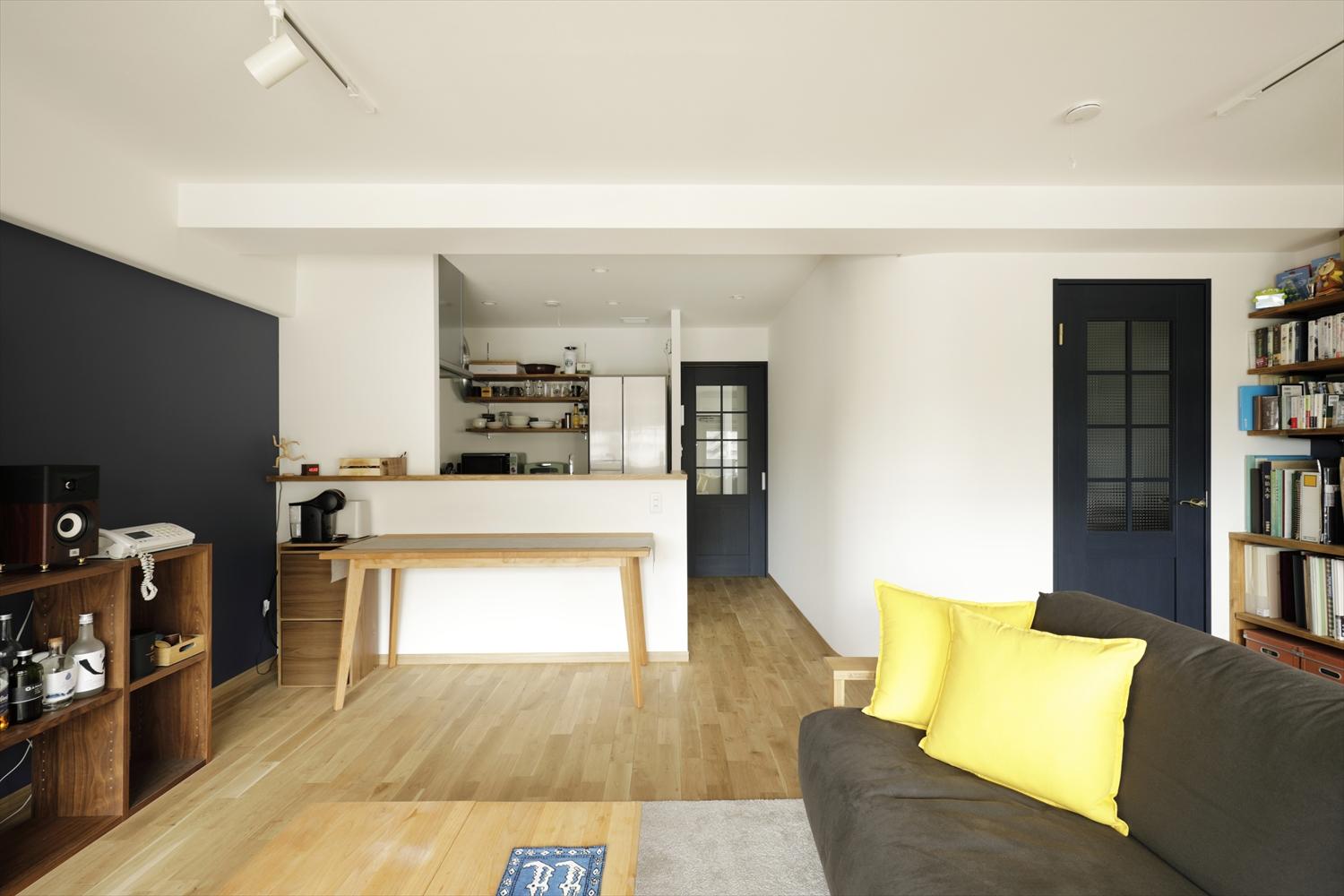 独立型で閉塞感があったキッチンをオープンな対面式に。広々と明るいリビングを眺めながら家事ができるようになりました。