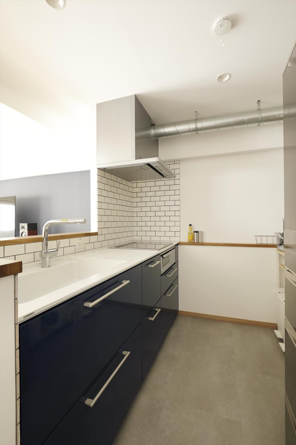 キッチンセットはリビングのアクセントカラーと同系のネイビーに。