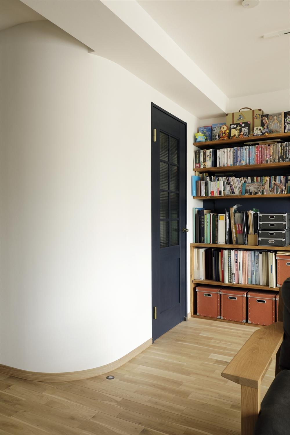 寝室とリビングの境の壁は、角にゆるやかなアールをつけて、空間のアクセントに。このご提案がスタイル工房にご依頼いただく決め手になったとのことです。