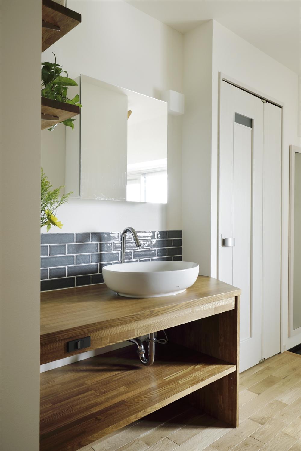 ゆとりある造作洗面台を玄関ホールに設けたことで、帰宅してすぐに自動水栓で手を洗えるように。
洗面台が廊下に出た分、お風呂の脱衣室にも広がりが生まれました。