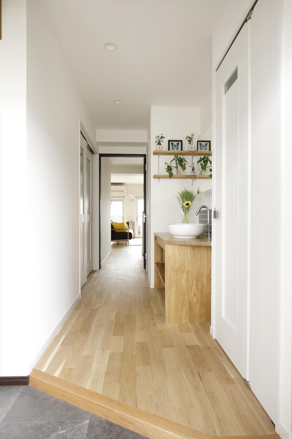 南側から北側へ光と風が通るように計画し、廊下や洗面スペースも快適さが格段にアップ。