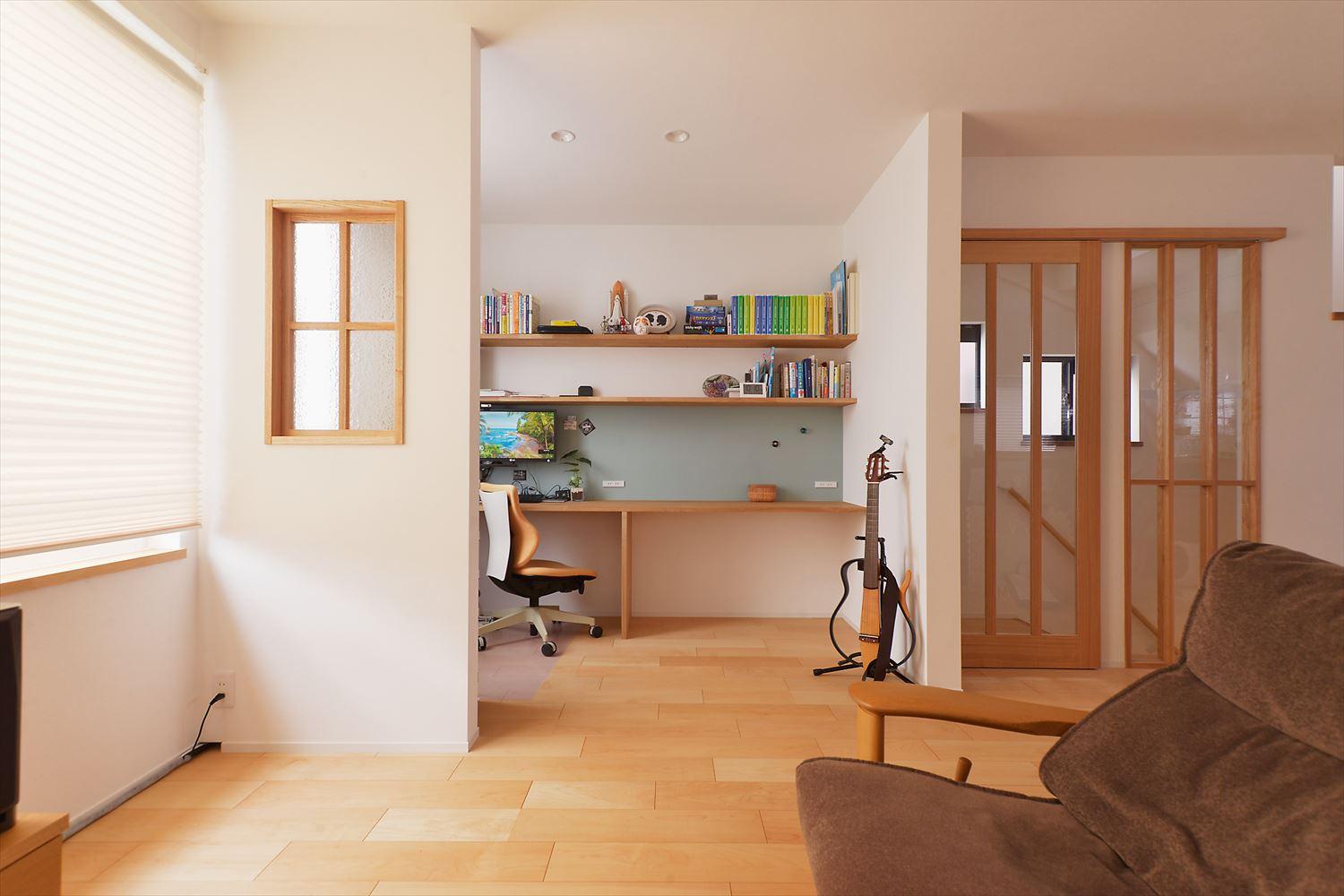 西側の窓を遮熱性能の高い大きなサッシに交換し、より光が入るようになった2階リビング。一角には、在宅ワークにも使えるスタディーコーナーも実現。室内窓を設け、リビングとの繋がりも感じられます。