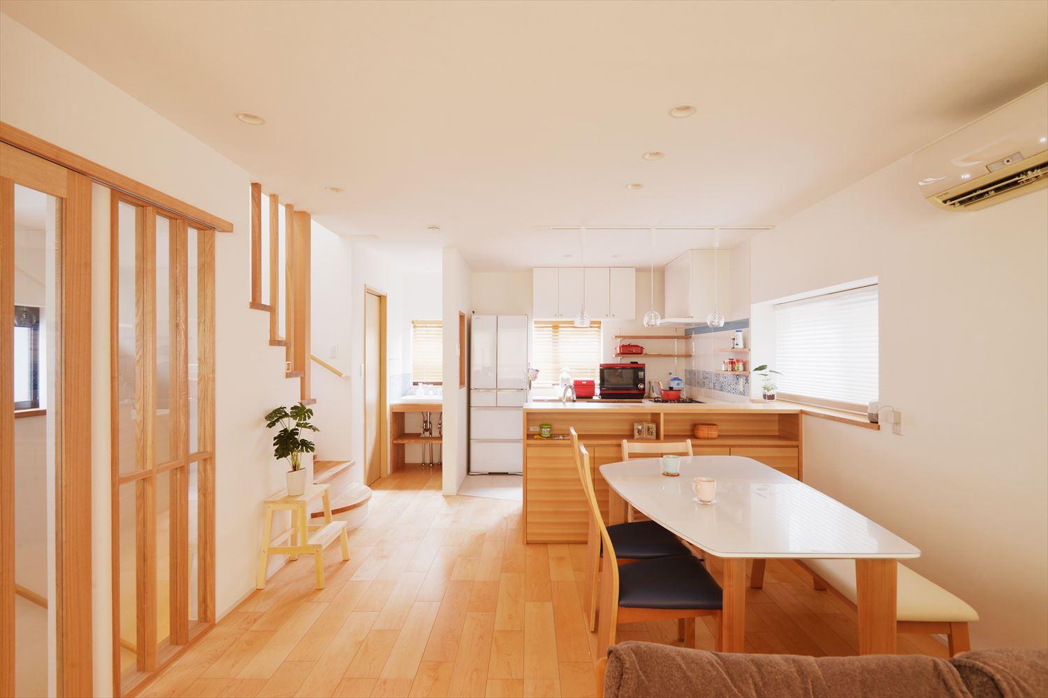 元々西側にあったキッチンを東側へ大移動。LDKの隅々までしっかり光が届くように。