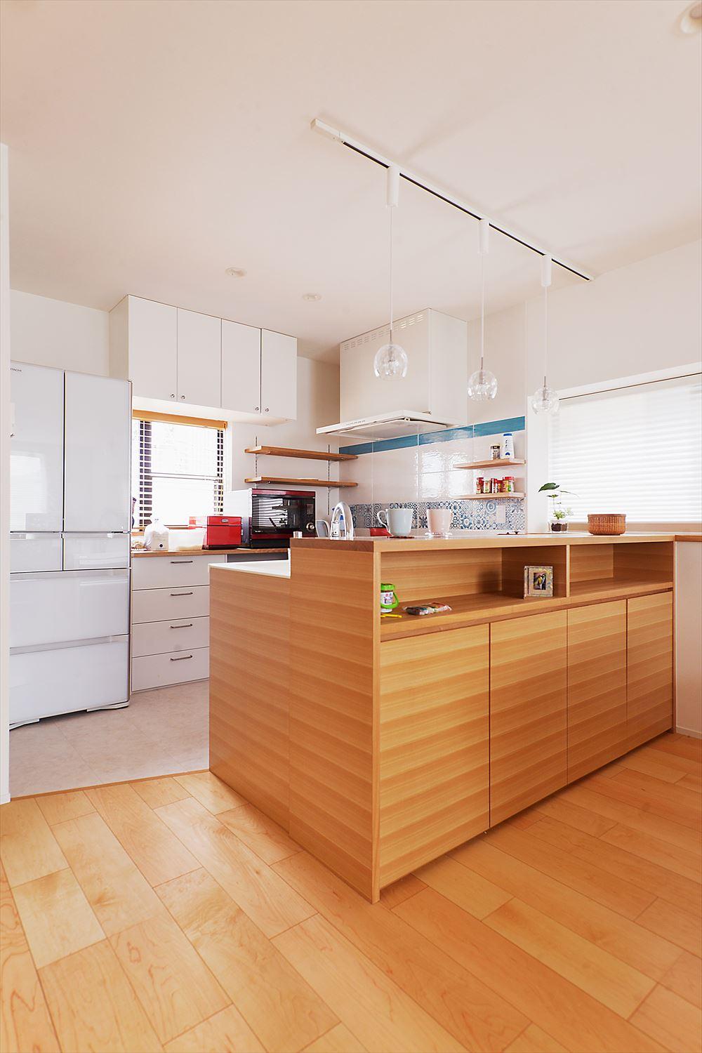 LD側に向いたL型キッチンセットと背面収納を組み合わせ、オープンで機能的なキッチン空間。