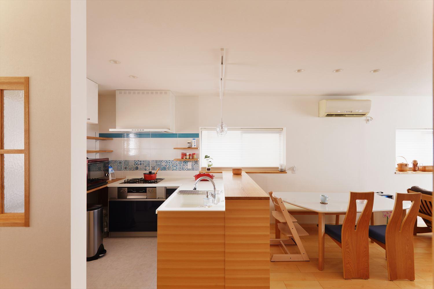 コンロとレンジフードは壁向きにまとめ、油跳ねに配慮。シンクはダイニング側に設置して、LD側とコミュニケーションとりながらのキッチンタイムが楽しめます。