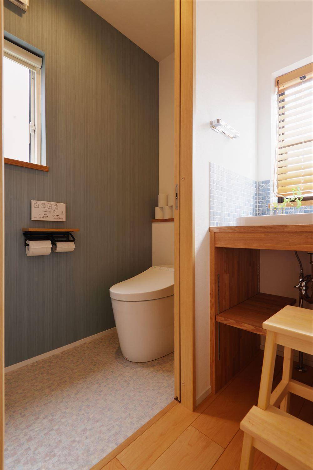 トイレは引き戸なので、省スペースで開閉も安心安全。アクセントクロスで差し色を。