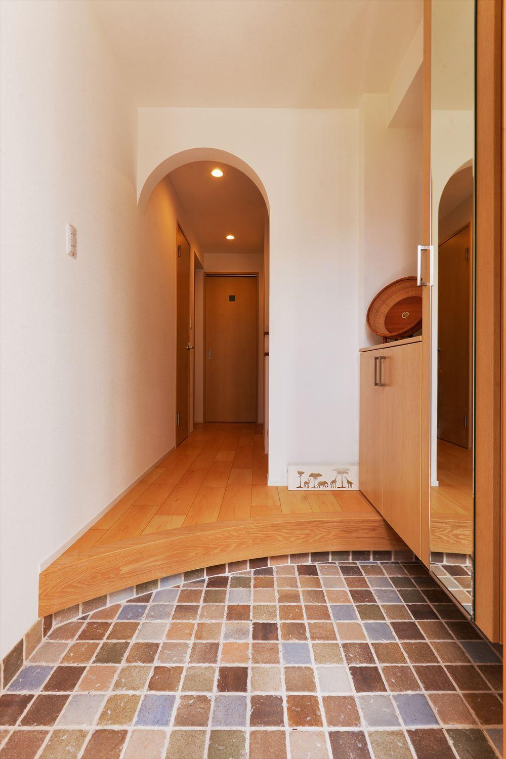 1階は玄関框をRにし、限られた空間ながら広い土間空間を確保。ベビーカーも置ける、機能的なスペースです。