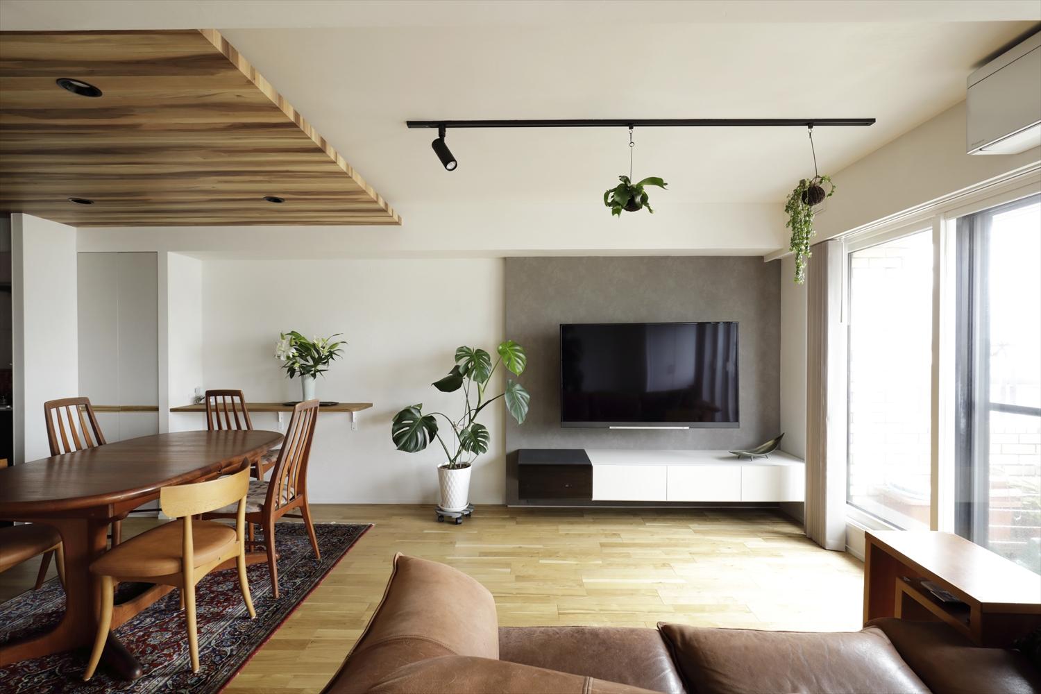 白い珪藻土の壁をベースにした明るいリビング。テレビ背面にはグレーのアクセントクロスを施して空間にメリハリをもたらしています。