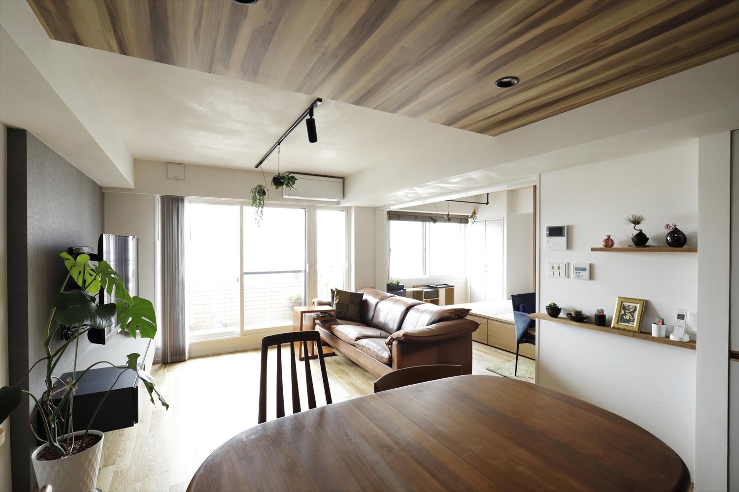 元々細長い間取りのリビングダイニングでしたが、隣の部屋とつながりを持たせることで、広がりが感じられるように。