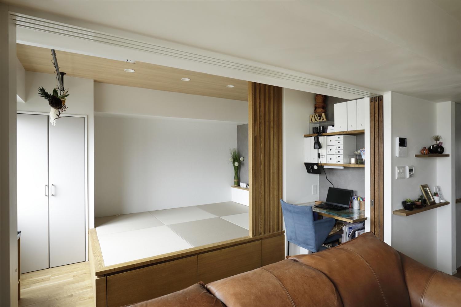 既存では和室だった部屋は、一部を小上がりに。リビングと共通のフローリングが、空間のつながりを演出しています。