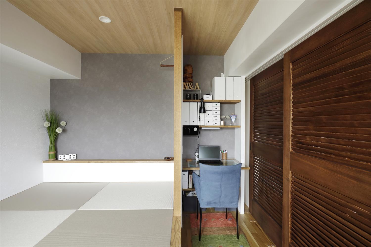 リビングとの境にある引き戸を閉めれば、お仕事に集中できるワークスペースが出現。小上がりも含め、個室として活用できます。