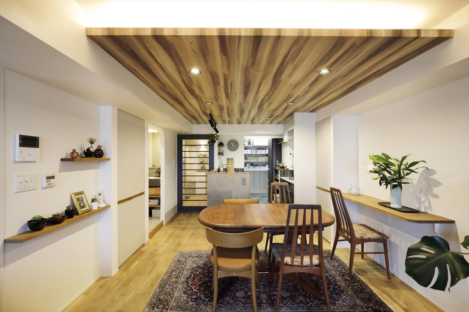 ダイニングとキッチンの天井を下がり天井にして木目調のクロスで仕上げ、空間をゾーニング。ナチュラルな雰囲気に。