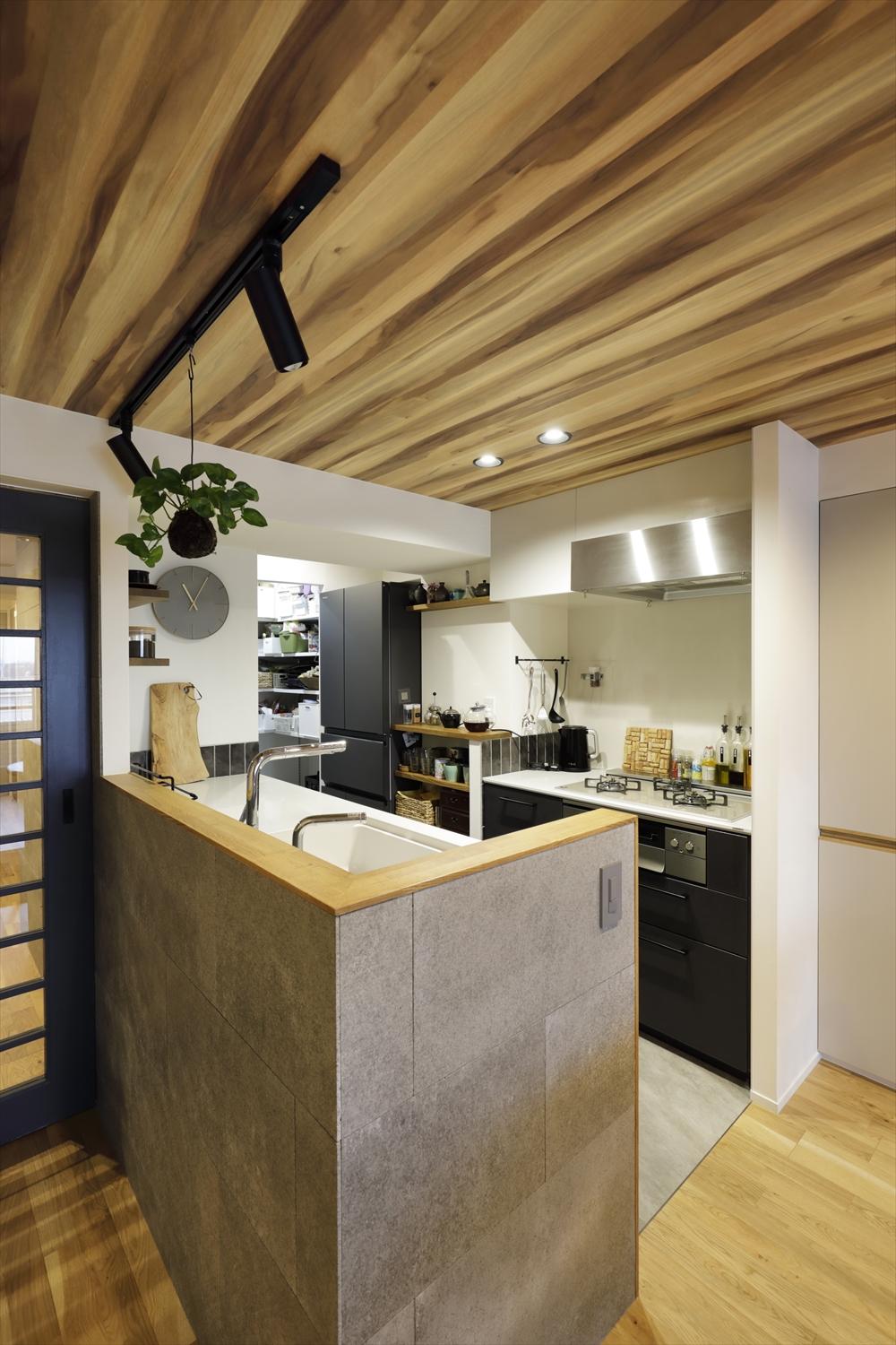 キッチンカウンターにはセメント系内装ボードを採用し、スタイリッシュさをプラス。