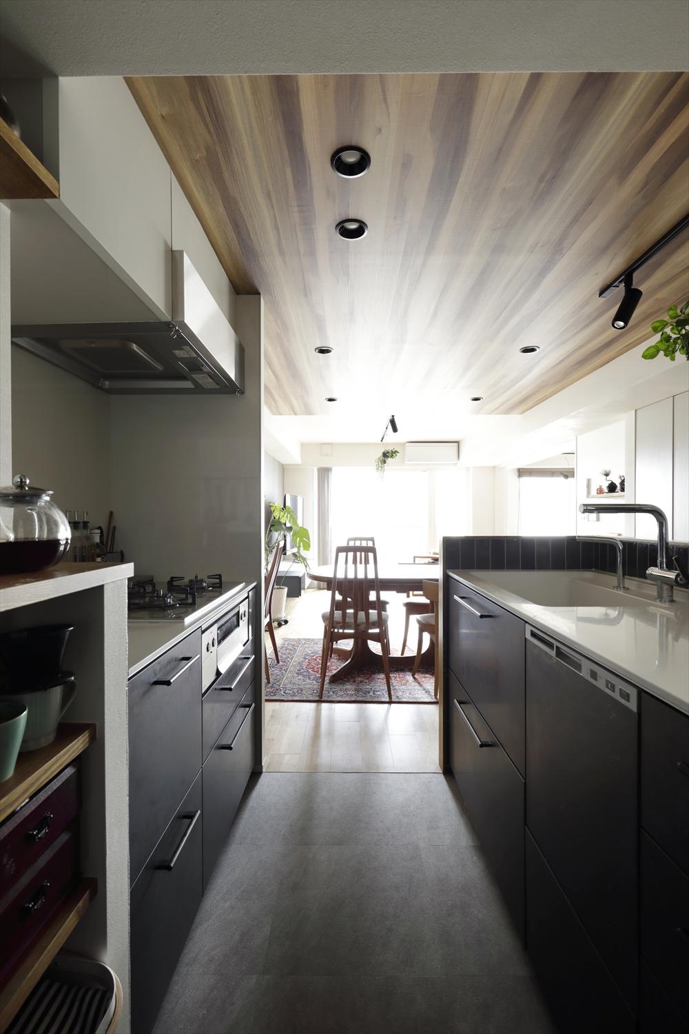 Ⅱ型のキッチンはコンロとレンジフードを袖壁で隠し、リビング側からの見た目もスッキリ。