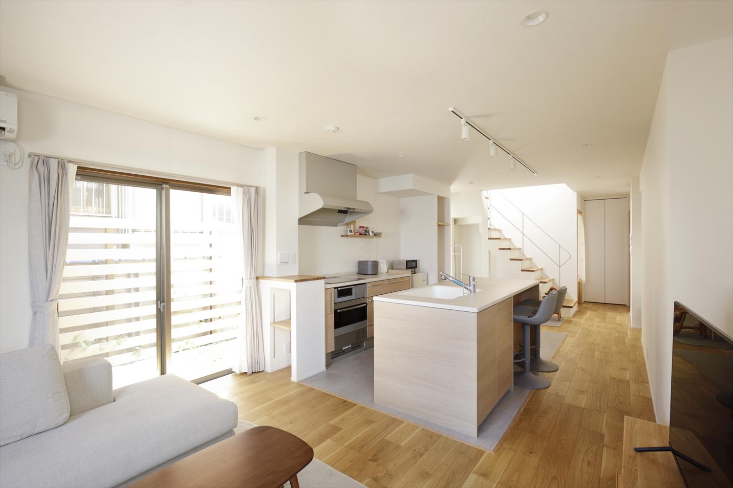 1階のLDK。日当たりの良くなかった中央部分を吹き抜けにして、内階段部分から2階の明るい光が届くように。