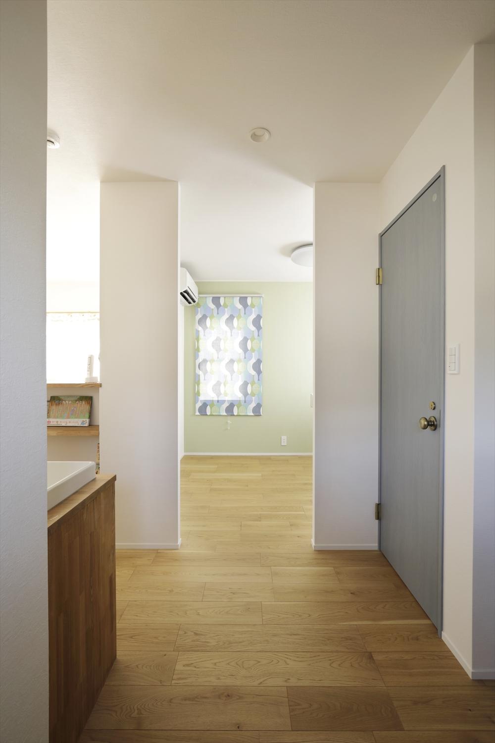 開口部が天井まで抜ける、戸のない個室。空間をやんわり繋げたいというご要望を実現しました。