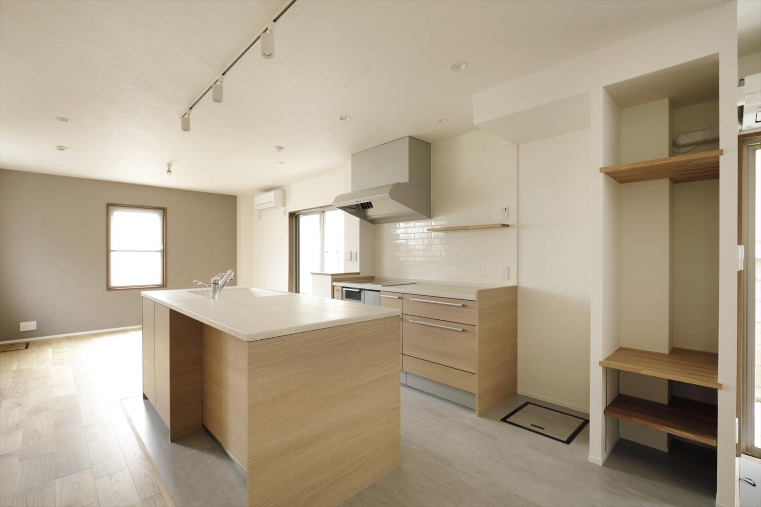 賃貸室2戸分の面積を活かしたLDKは広々としており、キッチンまで含めて床暖房が設置されているため、冬でも暖かく過ごせます。