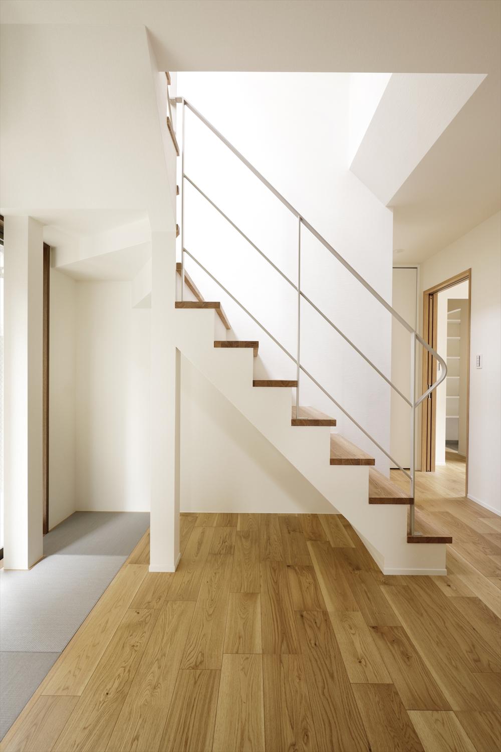 新設した内階段。上下階それぞれ窓からの光が入り、1階LDKにも明るさをもたらしています。