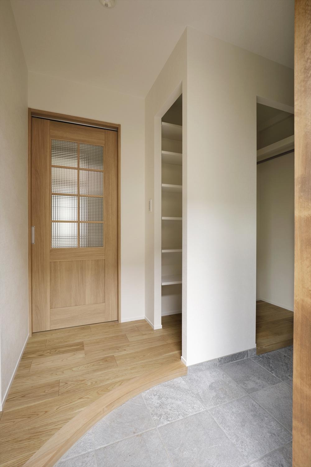 玄関ホールには2WAYの通路を設け、ゲスト動線のほかに靴収納や洗面室へ直接アクセスできる動線を作りました。