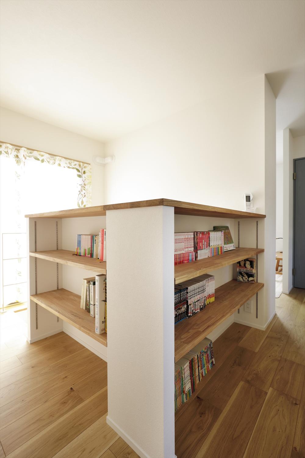 2階・階段手すり壁の周囲には本棚を設置。ご家族共有のライブラリーとして活用できます。
