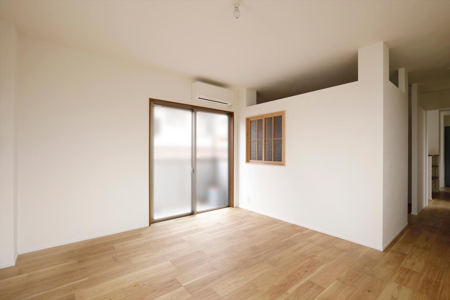 2階の個室は、書斎を除き、間仕切り壁の上部を空けて各部屋を空間的に繋げました。