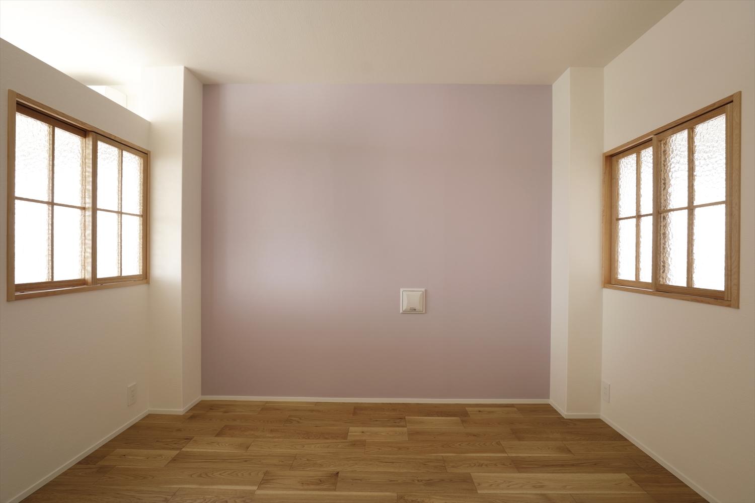 2階の個室。室内窓も採り入れたことで、光と風がより通るように。