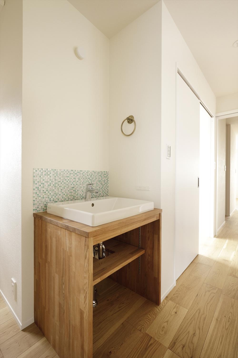 2階ホールには手洗いスペースを設置。