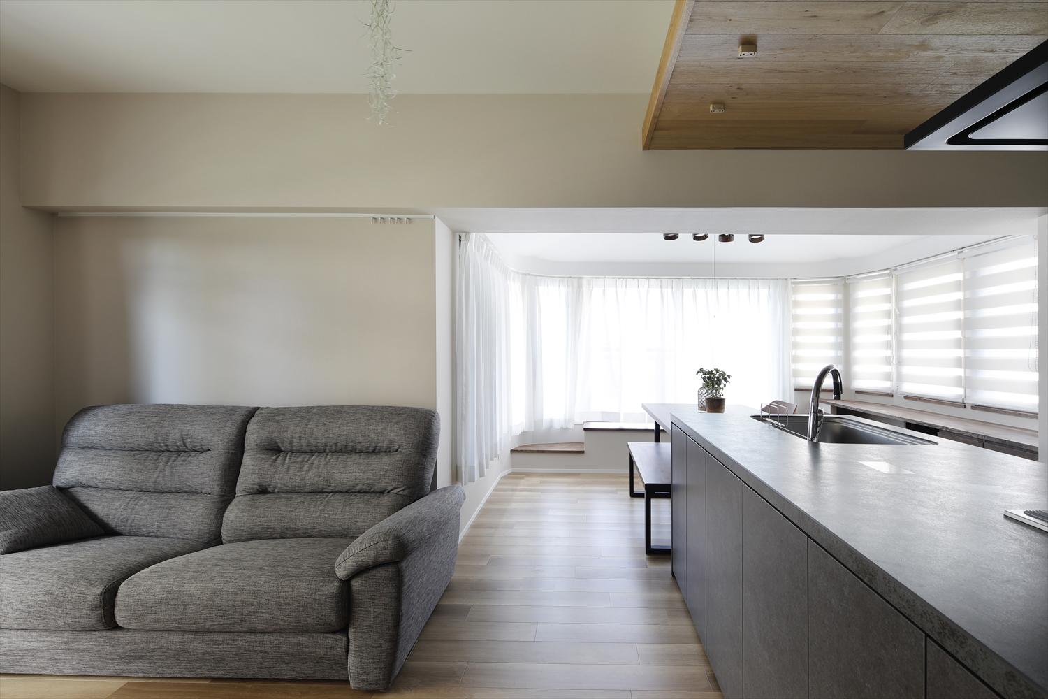 3面窓の外はルーフバルコニー。せっかくの好条件でしたが、段差がネックで外に出にくいというお悩みを、窓辺の造作ベンチ収納が解決。ステップを設けてバルコニーへのアクセスが改善しました。もちろん、採光豊かな心地よいベンチとしても活躍。