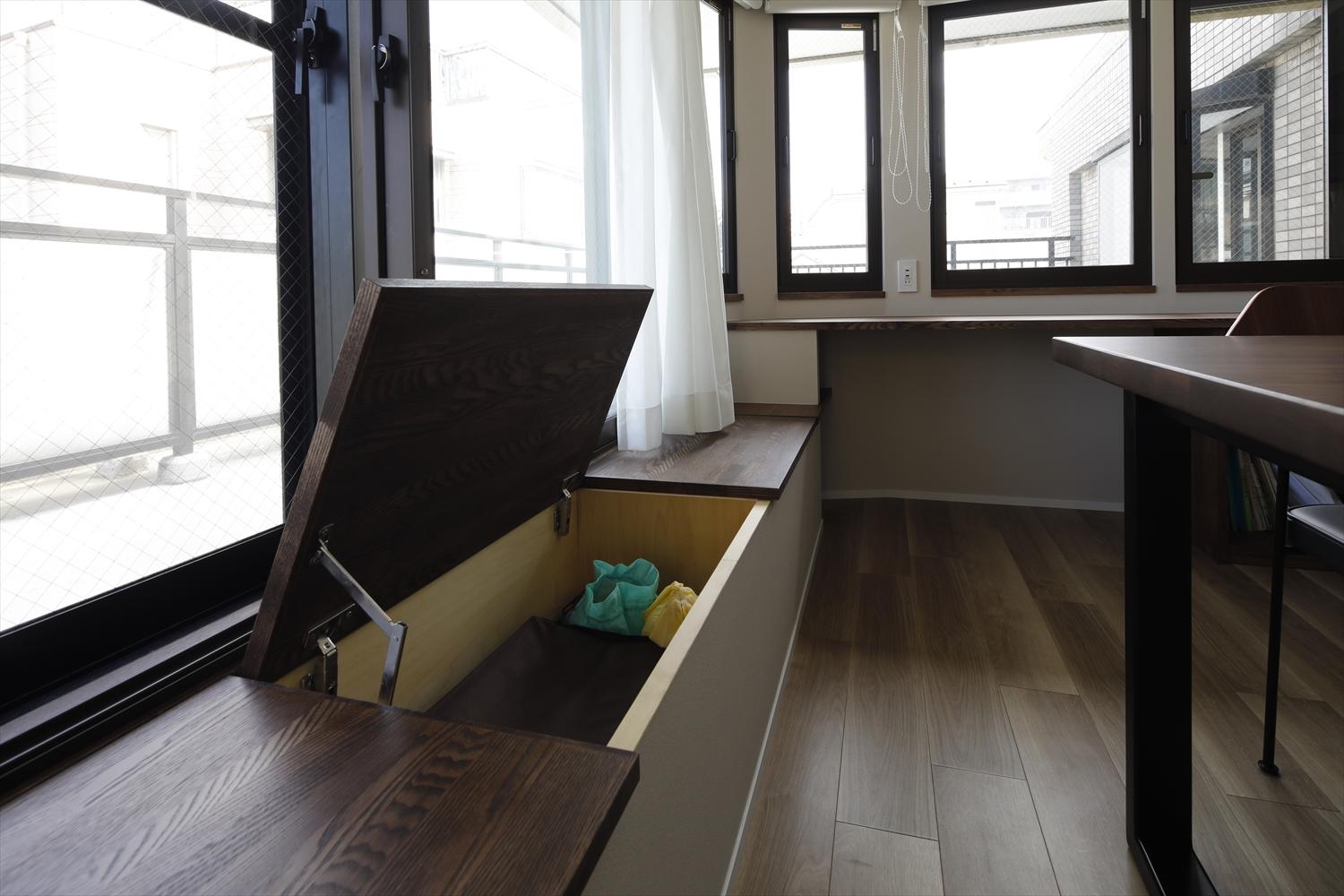 ベンチ下は収納スペース。たっぷりの荷物もスッキリと収納可。
断熱材＋断熱塗料にインナーサッシを設置して、温熱環境も改善しました。