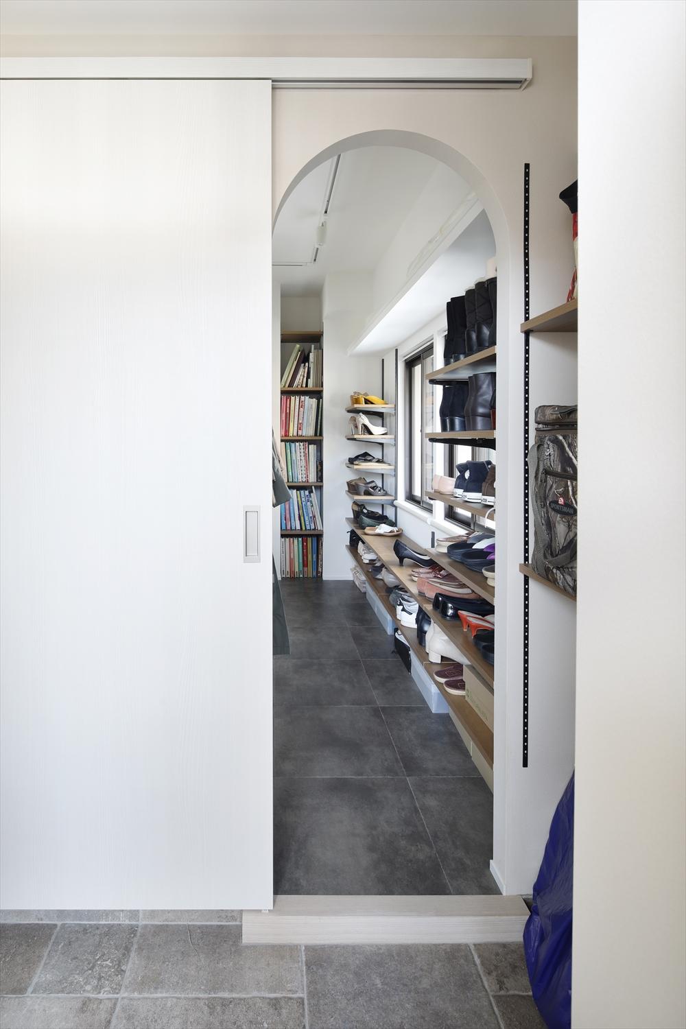 既存では北側の角部屋だった部分を、まるごとウォークスルークローゼットとして活用。