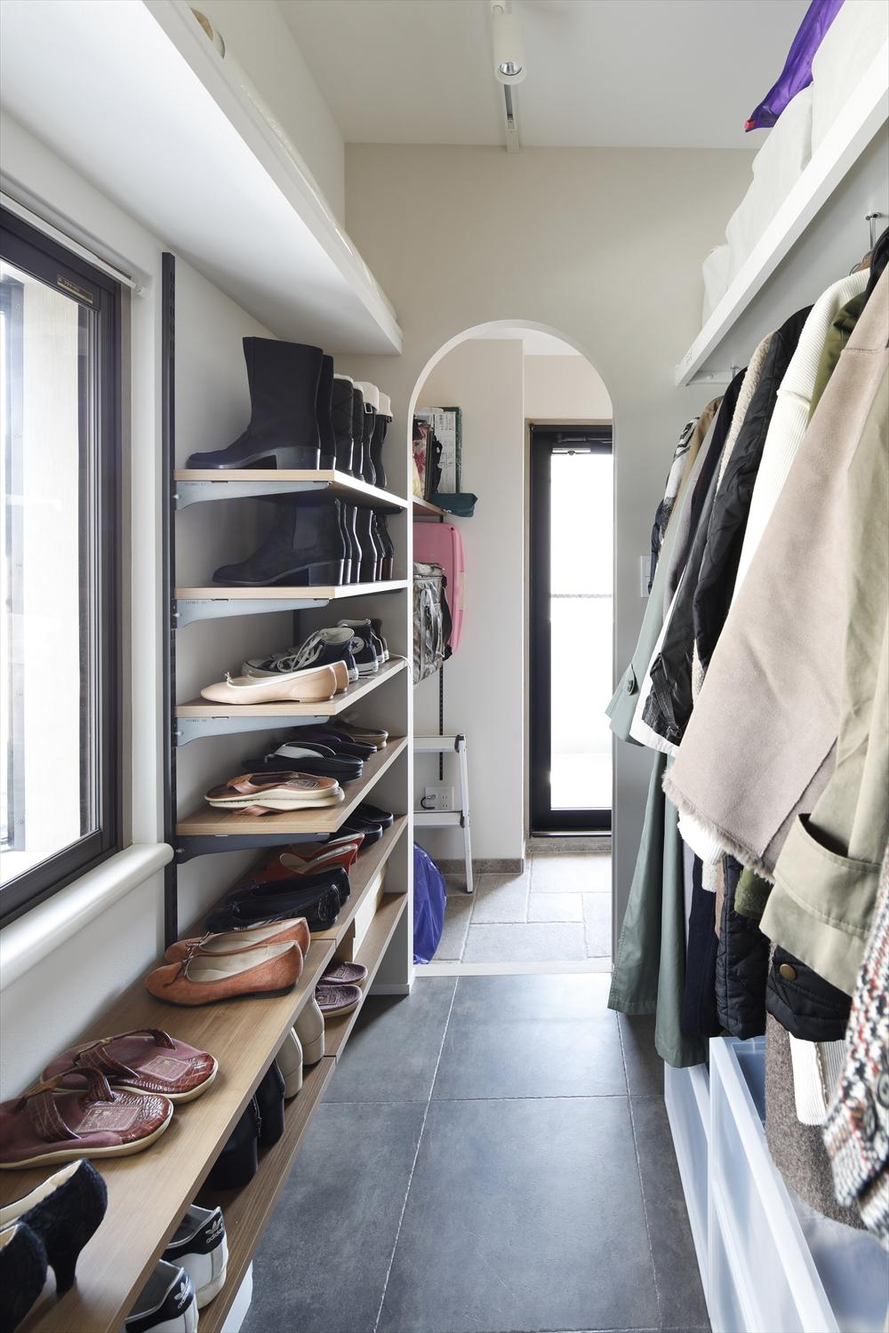 お手持ちの衣類や靴を、ゆったりと収納できます。断熱材で結露対策も行っているため安心。