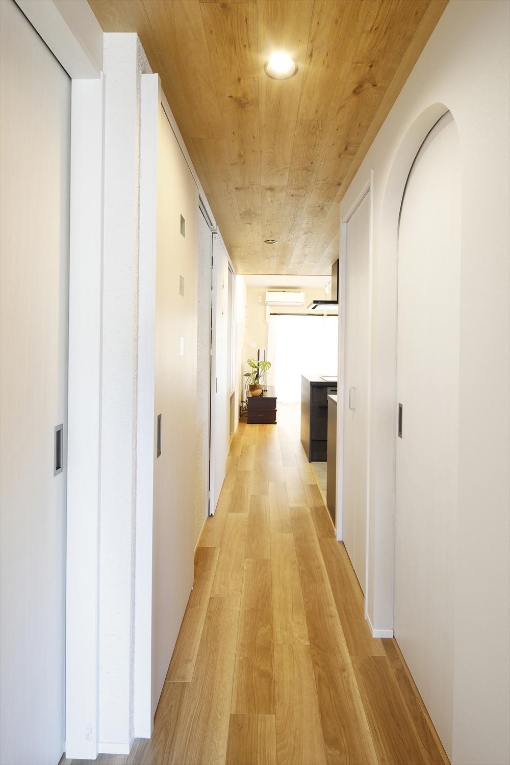 小型犬が歩きやすくお手入れもしやすい床材をチョイス。人にとっても愛犬にとっても優しいお住まいに。