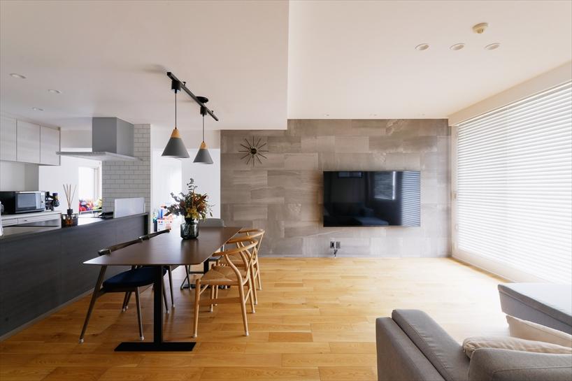 濃淡のグレーをアクセントカラーにしたスタイリッシュなインテリア。TV壁一面にあしらった大判エコカラットが高級感を醸し出します。