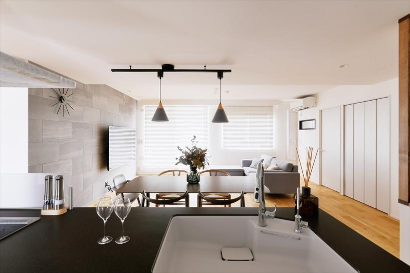 対面式のキッチンは正面に東側のバルコニーが広がり、開放的な景色を眺めながら料理ができます。