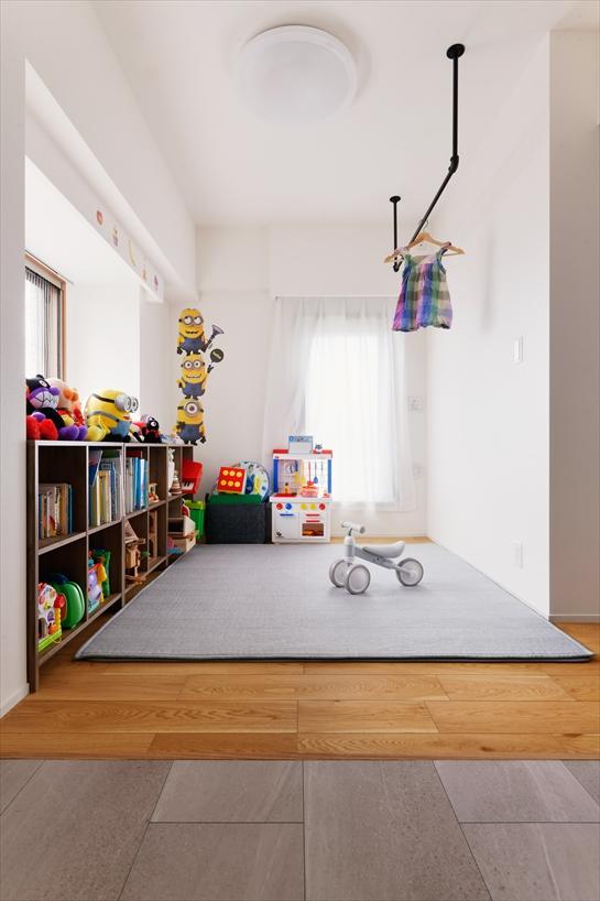 既存の壁を取り払ってつくったフリースペースは、お子さんのプレイコーナーや室内干しなど、多目的に活用可能。北側バルコニーへのスムーズな動線にもなりました。将来は再度仕切って子ども部屋にすることも想定。