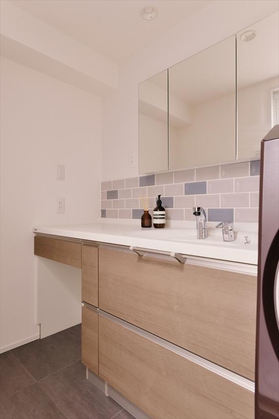 洗面室もLDKの雰囲気に合わせ、シンプル＆シックに。