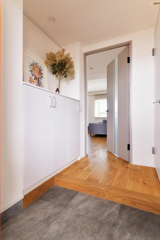 玄関ホールは改修前よりもコンパクトになりましたが、ドアをあければすぐにゆったりとしたLDKが広がります。メリハリある間取りプランとなっています。