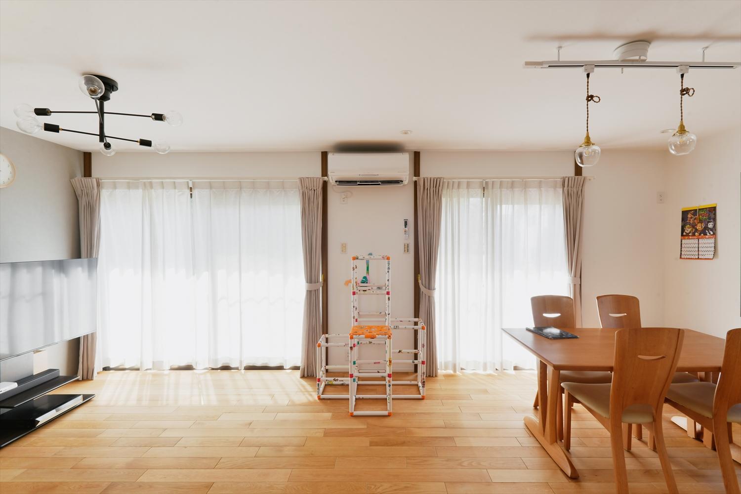 リビング・ダイニングの床にはオーク無垢フローリングを用いてシンプル&ナチュラルな住空間に仕上げています。