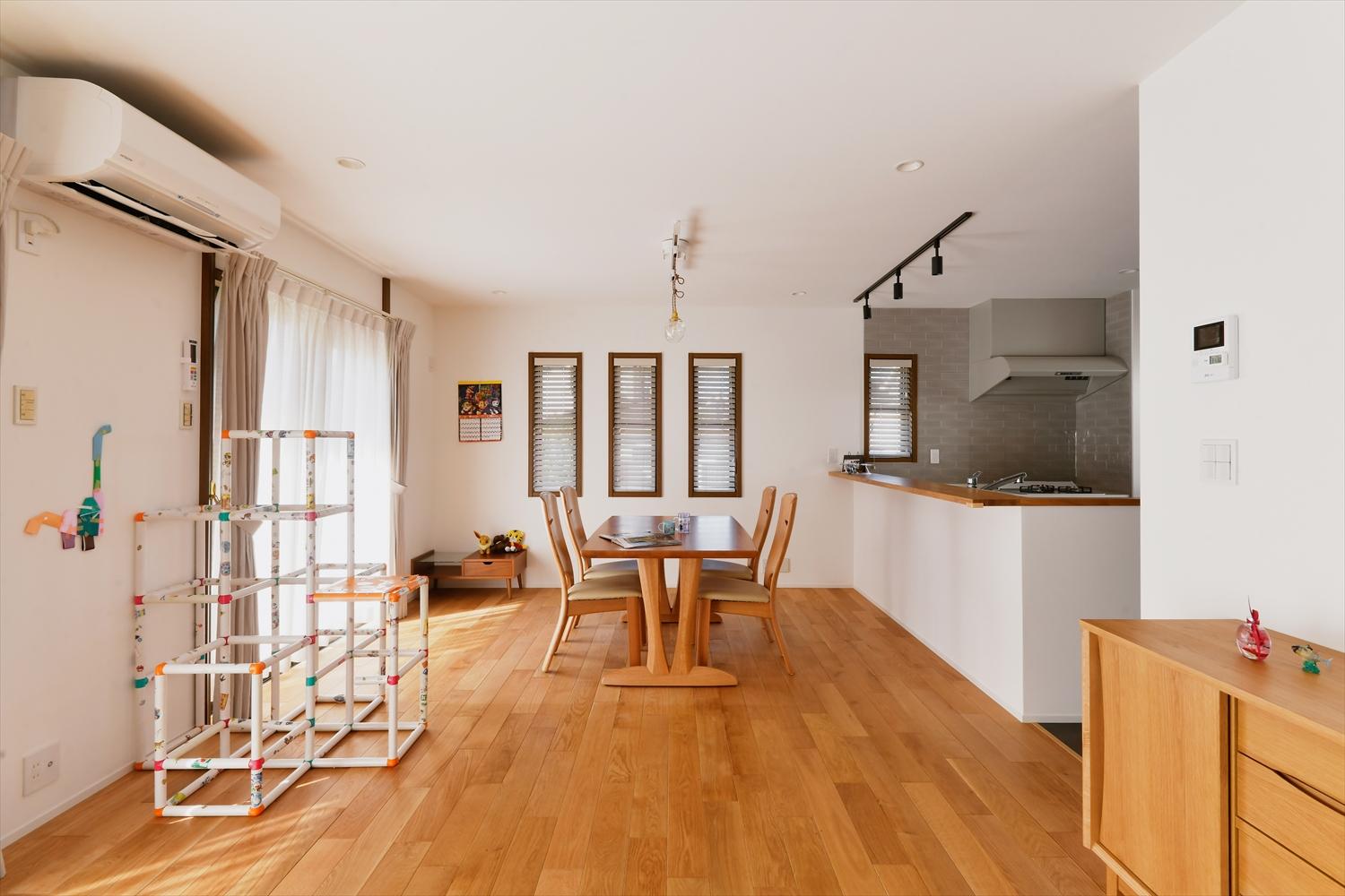 対面キッチンの視線の先には、大きな掃き出し窓の眺め。リビングの家族の様子も見守ることができます。