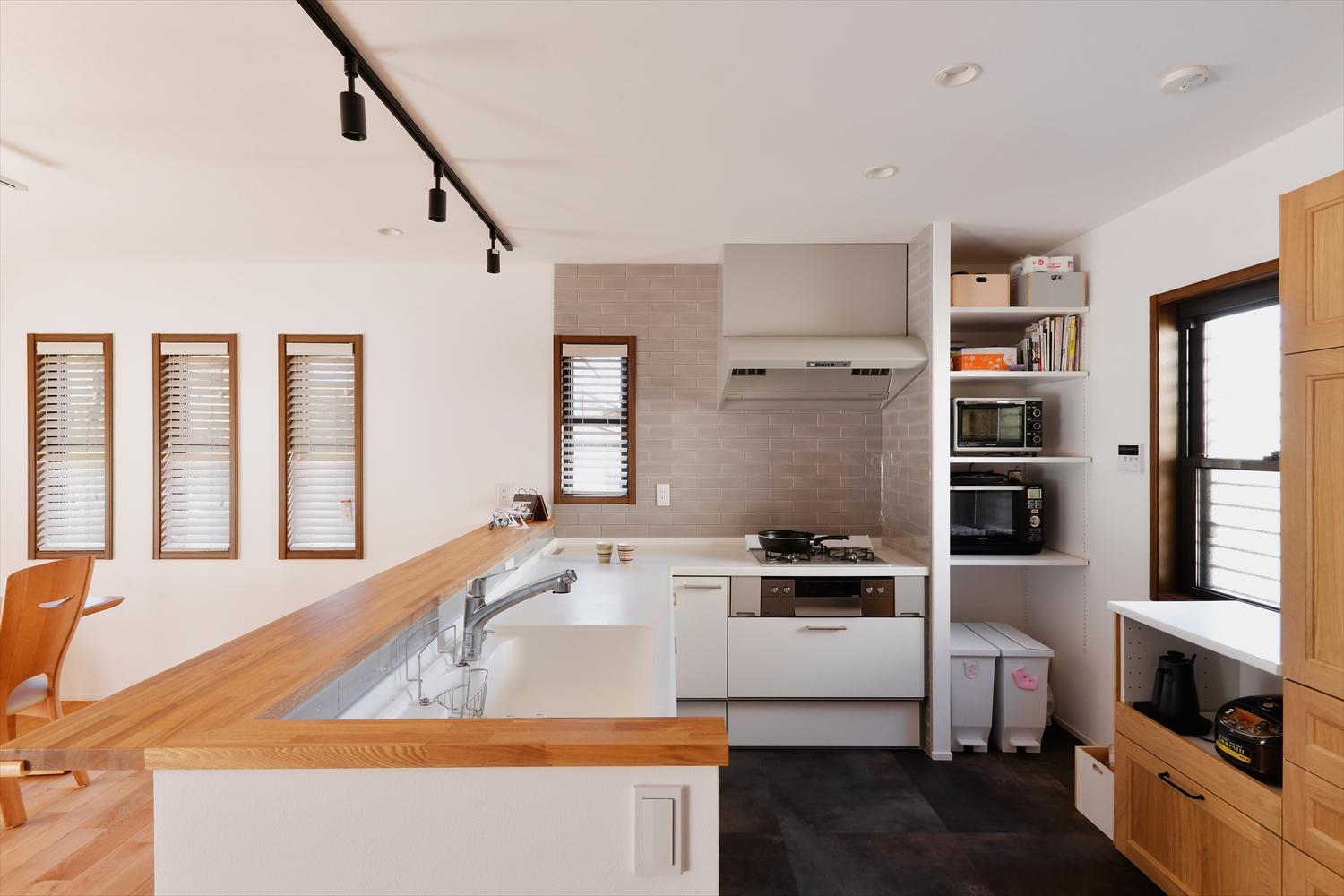 キッチンは既存と同じくL字型のものを選んで設備交換。