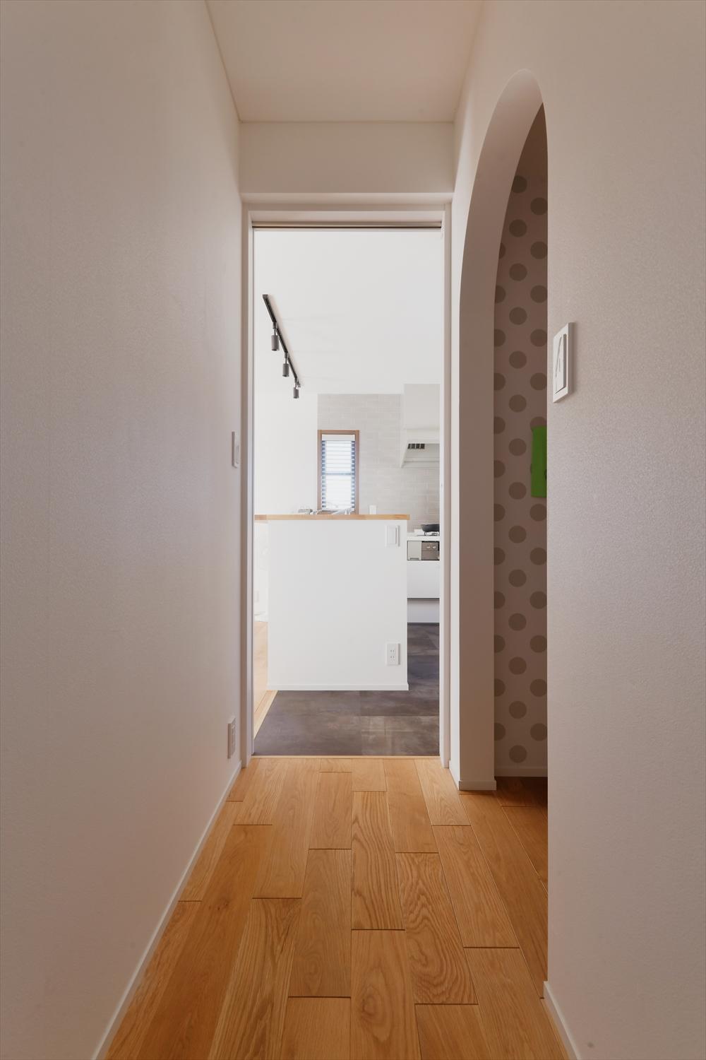 廊下のアール開口をくぐると、中は収納スペース。