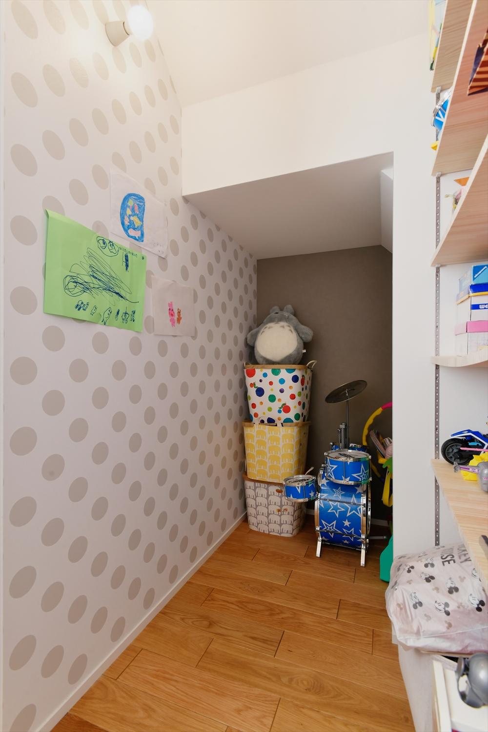 遊び心あるクロスが楽しい収納。既存では細かく分かれた収納やデッドスペースをうまく活用しました。