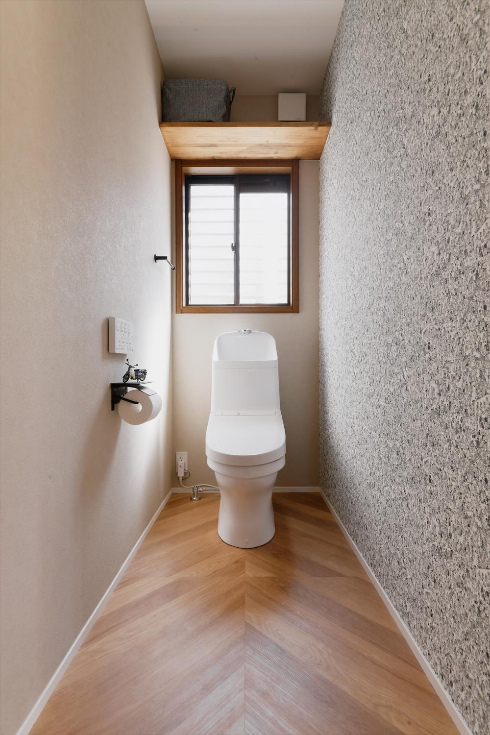 トイレの壁紙は「ウォーリーをさがせ」。壁紙選びを楽しみました。