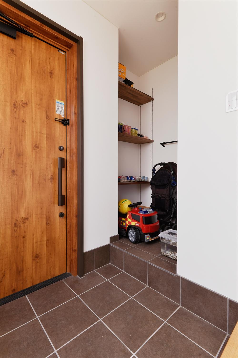 既存のリビング側と玄関の各収納部分を一体化してできた空間を活用し、便利なシューズクローゼットを設置。