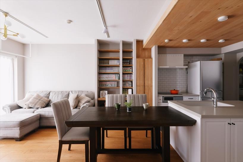 ダイニングには本棚を造作し、家族共有のライブラリースペースに。キッチンカウンター横にダイニングテーブルを配置することで、配膳や片付けもスムーズに行えます。